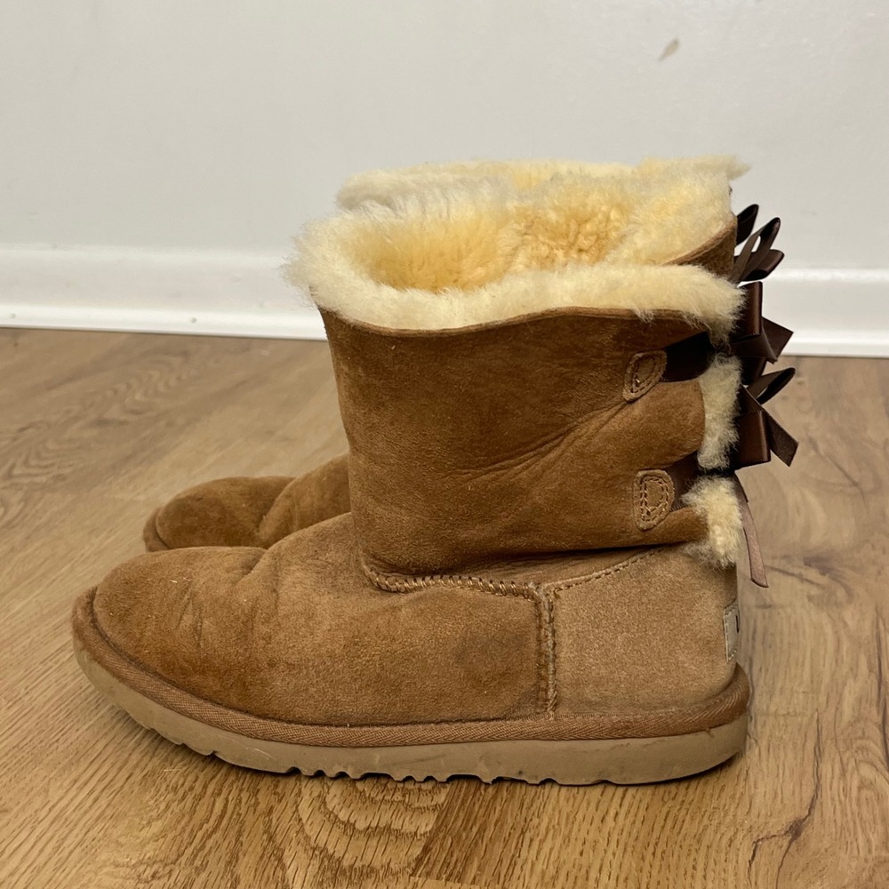 UGG Australia Classic Short Boots Bows Size Kids 4‎ Brown Sheepskin Fur Lined